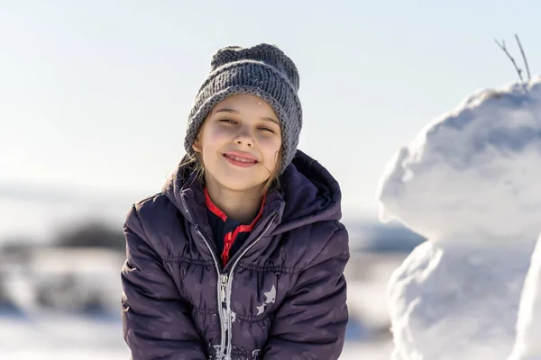 Detail Portrét Šťastné Holčičky Hrající Sněhem Parku Bílém Sněhu Pozadí — Stock fotografie