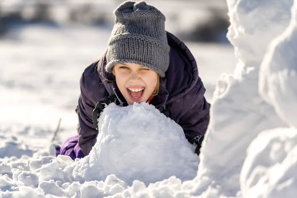 Κοντινό Πλάνο Πορτρέτο Ενός Ευτυχισμένου Μικρού Κοριτσιού Που Παίζει Χιόνι — Φωτογραφία Αρχείου