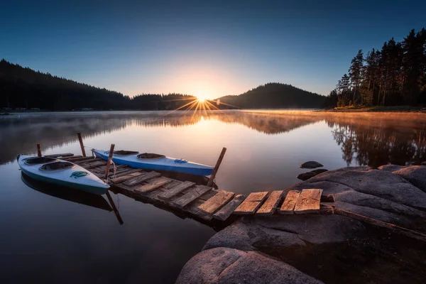 Krásný Výhled Východ Slunce Horské Jezero Dřevěným Mostem Kánoí — Stock fotografie