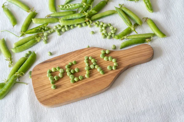 Świeży Zielony Groszek Dekoracji Peas Słowa Wykonane Zielonego Grochu Drewnianej — Zdjęcie stockowe