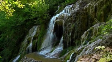 Yeşil bahar ormanlarında güzel bir şelale, Kruşuna Şelaleleri, Balkan Dağları, Bulgaristan