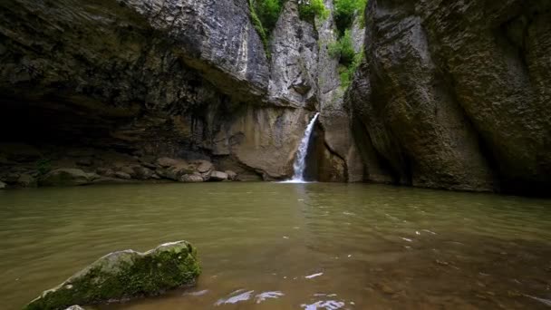 Vídeo Com Uma Bela Cachoeira Floresta Primavera Verde Montanhas Balcânicas — Vídeo de Stock