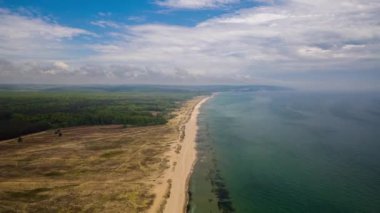 Bahar zamanı kum tepeleri, Karadeniz kıyısı, Bulgaristan 'daki güzel, uçsuz bucaksız, uçsuz bucaksız kumsal üzerinde hava hiper kayması
