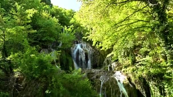 在保加利亚巴尔干山脉Krushuna瀑布的绿泉森林里 一个美丽瀑布的视频 — 图库视频影像