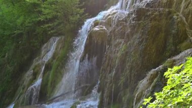 Yeşil bahar ormanlarında güzel bir şelale, Kruşuna Şelaleleri, Balkan Dağları, Bulgaristan.