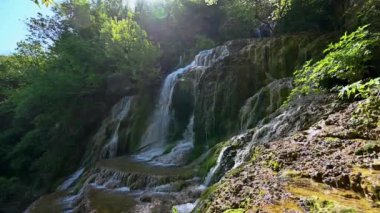 Yeşil bahar ormanlarında güzel bir şelale, Kruşuna Şelaleleri, Balkan Dağları, Bulgaristan.