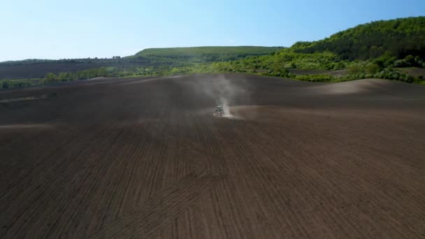 Vista Aérea Hermoso Campo Con Pintorescas Colinas Tractor Movimiento Con — Vídeo de stock