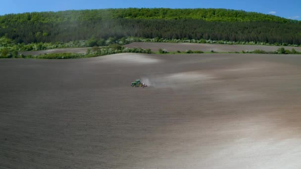 Vista Aérea Hermoso Campo Con Pintorescas Colinas Tractor Movimiento Con — Vídeo de stock