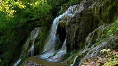 Yeşil bahar ormanlarında güzel bir şelale, Kruşuna Şelaleleri, Balkan Dağları, Bulgaristan.