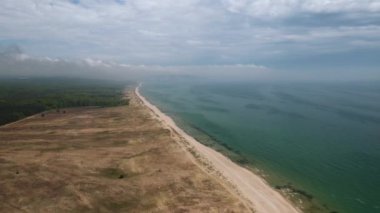 İlkbaharda kumulları, Karadeniz kıyıları, Bulgaristan 'da kumulları olan güzel, uçsuz bucaksız bir kumsalı olan hava videosu.