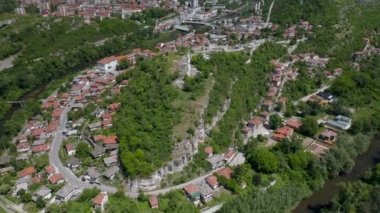Bulgaristan 'ın Lovech kentindeki ortaçağ kalesi ve panoramasının üzerindeki insansız hava aracı uçuşu