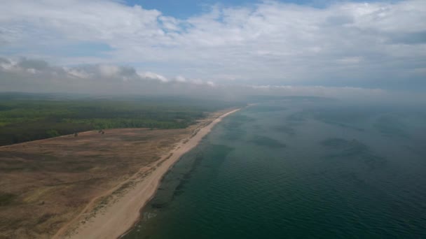 Воздушное Видео Красивым Пустым Бесконечным Диким Пляжем Песчаными Дюнами Весной — стоковое видео
