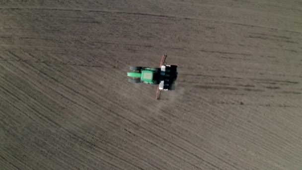 Letecký Pohled Krásné Pole Malebnými Kopci Pohybujícím Traktorem Pluhem Zvedající — Stock video