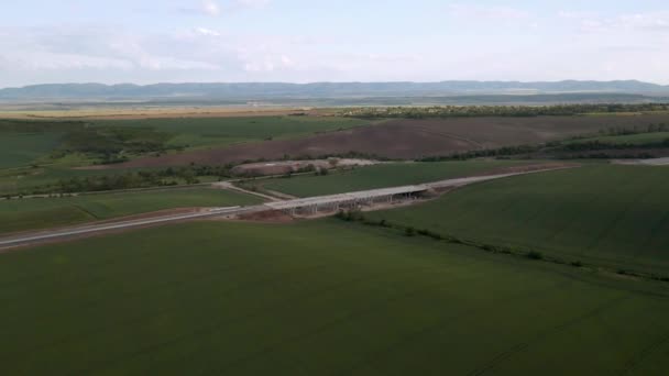 Lot Dronem Nad Piękną Przyrodą Zielonymi Polami Toczenia Nowo Wybudowaną — Wideo stockowe