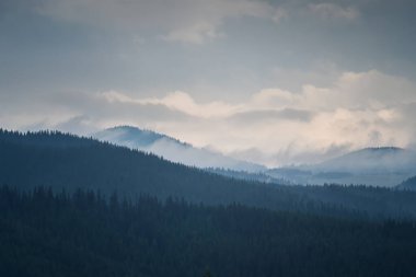 Dağ sırtlarında sürünen alçak bulutların şaşırtıcı görüntüsü.