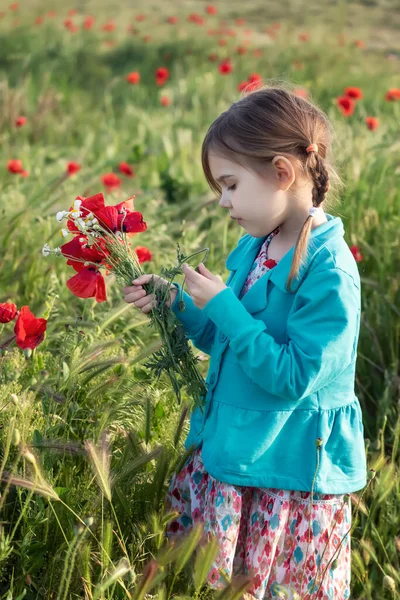 Spring Field Portrait Beautiful Little Girl Background Blossomed Poppy Field — 图库照片