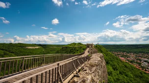 Upływ Czasu Ruchomymi Chmurami Nad Średniowieczną Fortecą Ovech Koło Provadii — Wideo stockowe