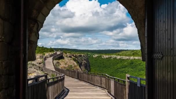 Lapso Tiempo Con Nubes Movimiento Sobre Fortaleza Medieval Ovech Cerca — Vídeos de Stock