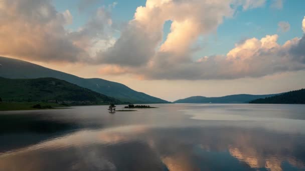 불가리아 산맥에 댐에서 아름다운 모습으로 보이면서 시간이지 나면서 황폐되었다 — 비디오