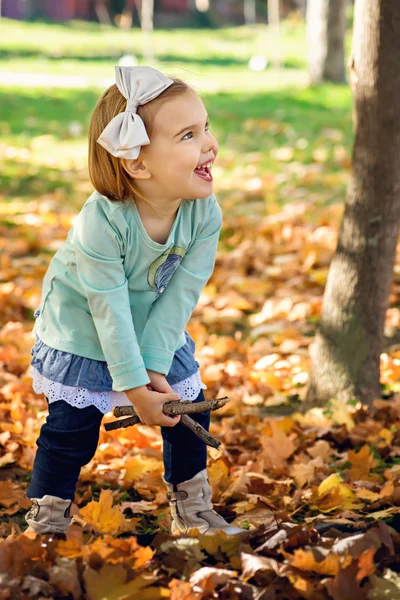 Sonbahar bir arka plan üzerinde kız bebek — Stok fotoğraf