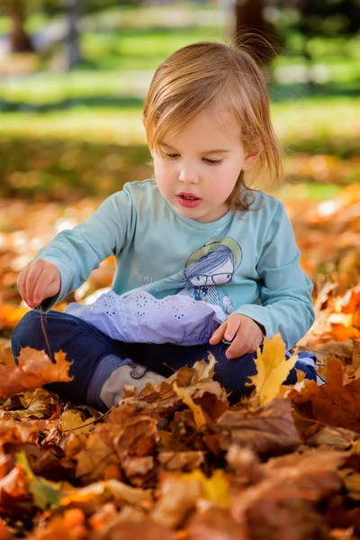 Sonbahar bir arka plan üzerinde kız bebek — Stok fotoğraf