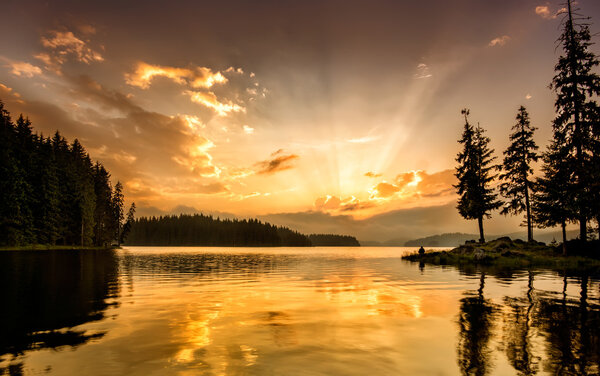 Горное озеро внизу
