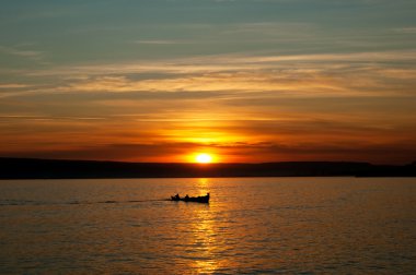 gün batımında tekne