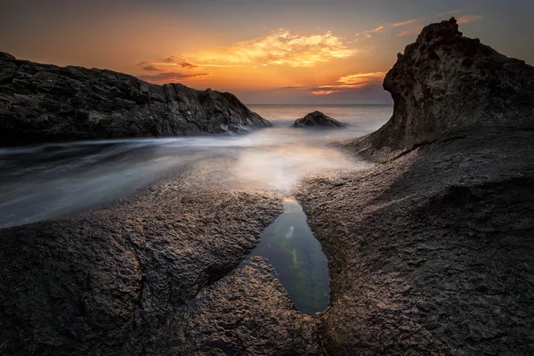 Şafak kayaların arasındaki