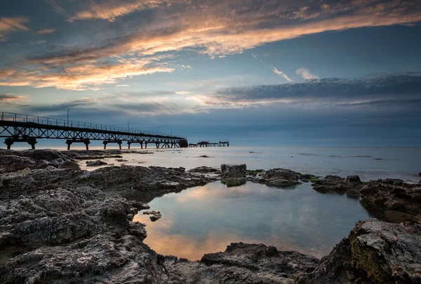 Rocky Beach ao nascer do sol — Fotografia de Stock