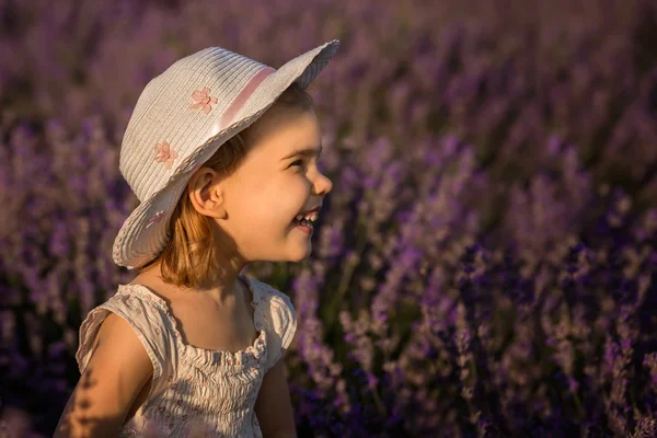 Menina lavanda — Fotografia de Stock