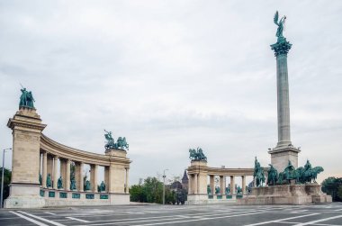 Macaristan 'ın Budapeşte şehrinde bulutlu bir sabahta Cebrail Milenyum Anıtı ile Kahramanlar Meydanı' nın panoramik manzarası