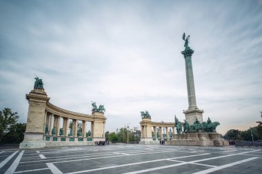Macaristan 'ın Budapeşte şehrinde bulutlu bir sabahta Cebrail Milenyum Anıtı ile Kahramanlar Meydanı' nın panoramik manzarası