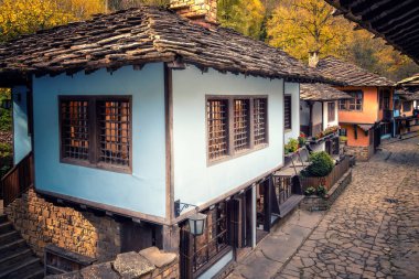 Gabrovo Bulgaristan yakınlarındaki Açık Hava Etnoğrafya Müzesi 'ndeki eski güzel evlerin muhteşem sonbahar manzarası. Tipik bir Bulgar Uyanış konutu.