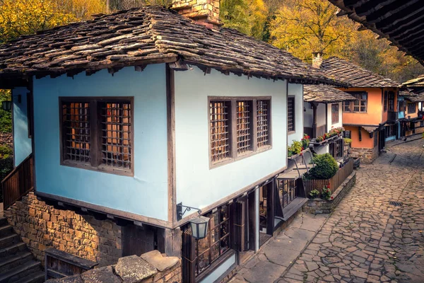 Gabrovo Bulgaristan yakınlarındaki Açık Hava Etnoğrafya Müzesi 'ndeki eski güzel evlerin muhteşem sonbahar manzarası. Tipik bir Bulgar Uyanış konutu.