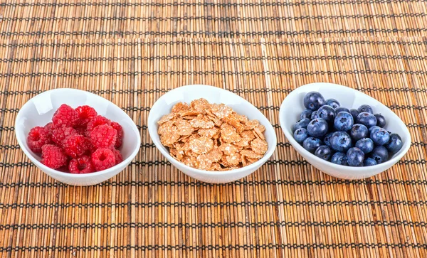 Tigelas com frutos de baga — Fotografia de Stock