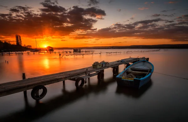 Barco solitário ao pôr do sol — Fotografia de Stock