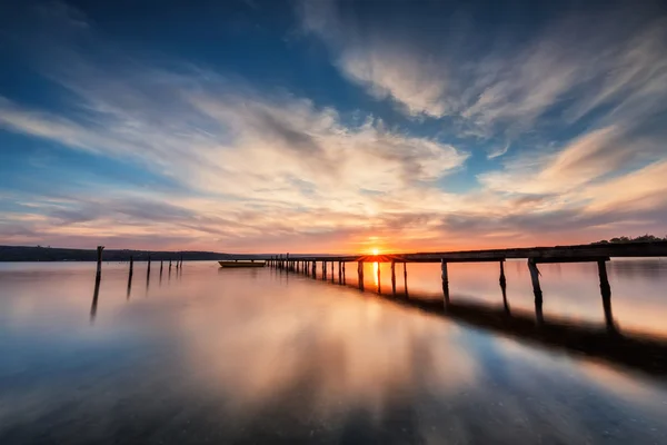 Um pôr-do-sol lago — Fotografia de Stock