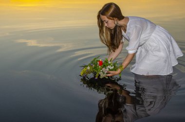 Kız eski Slav falcılık ayinini İvan Kupala bayramının arifesinde darda yapıyor.