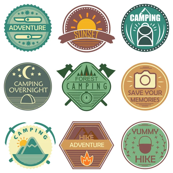 Camping emblemas de colores — Vector de stock