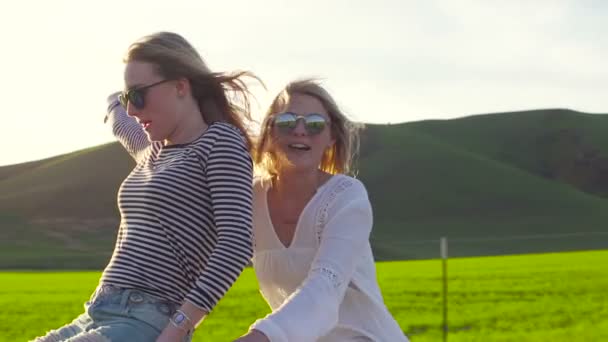 Две Счастливые Девушки Смеются Время Езды Велосипеде Закате Медленном Движении — стоковое видео