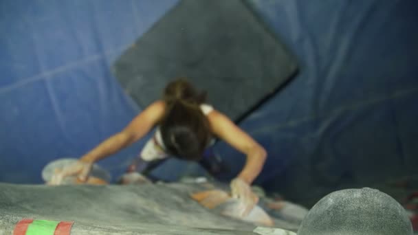 Mujer Joven Escalada Roca Gimnasio Interior — Vídeos de Stock