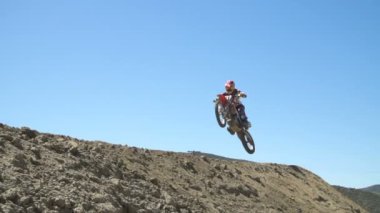 Ağır çekimde atlama üzerinde uçan aşırı Motocross yarışçısı