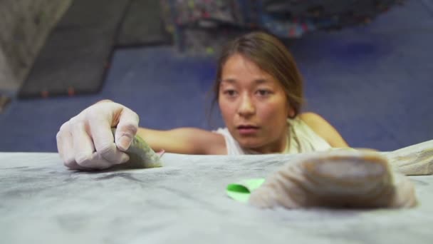 Jovem Mulher Rock Escalada Interior Ginásio — Vídeo de Stock