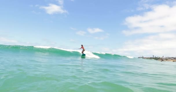 Zpomalený Pohyb Dívka Surfování Vlna Longboard — Stock video