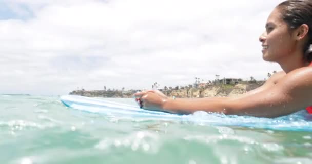 慢动作女孩冲浪波对板 — 图库视频影像