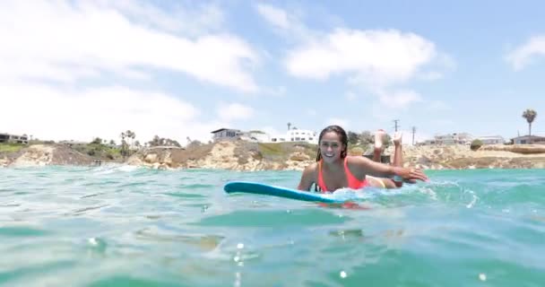 Slow Motion Girl Surfing Wave Longboard — Vídeos de Stock