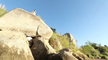 Genç kadın günbatımında göle dalış 