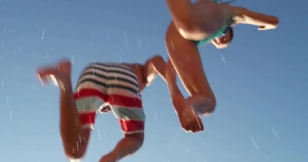 湖に飛び込む手を取り合って幸せな若い大人カップル — ストック動画
