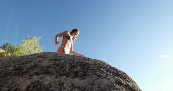Tineri Femeie Diving Lac Apus Soare — Videoclip de stoc