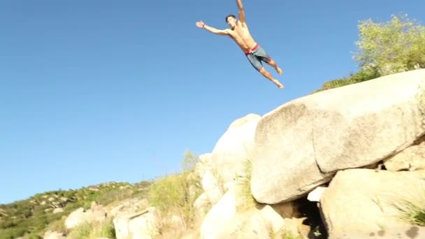 Slow Motion Jongeman Springen Lake Bij Zonsondergang — Stockvideo